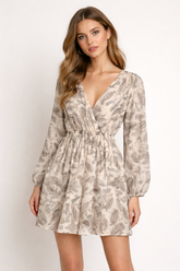 Kremna mini obleka z nežnim vzorcem in dolgimi rokavi