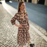 Daljša obleka s choker ovratnikom in cvetličnim motivom