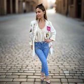 Jeans hlače z detajli rož in barvnih perlic