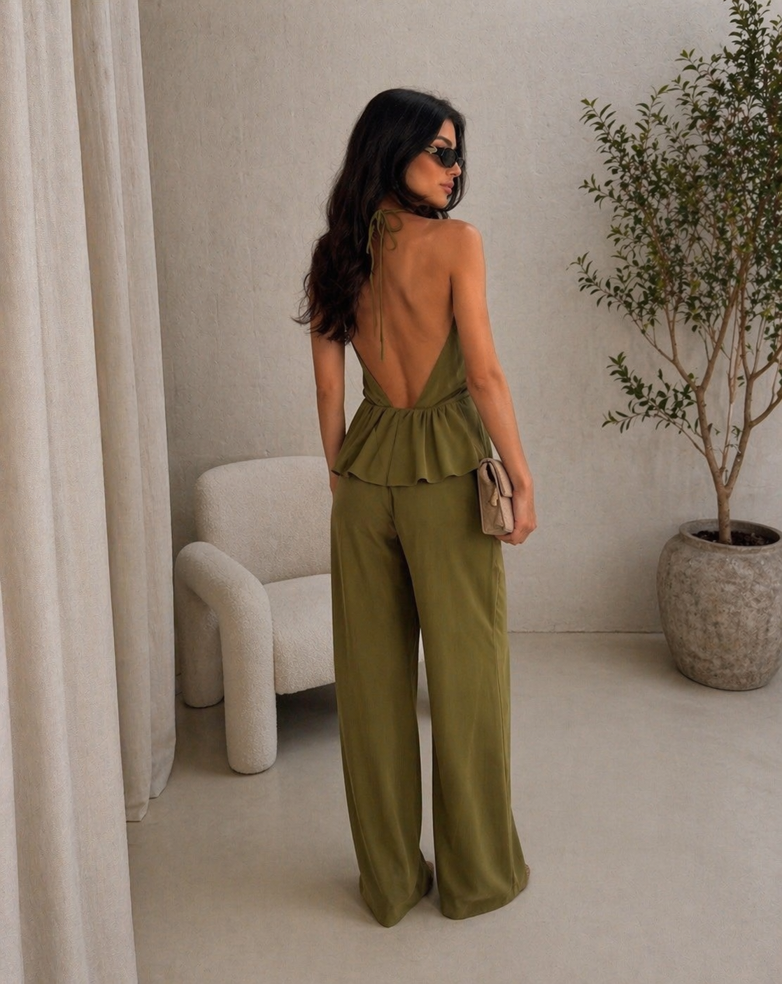 Eleganten komplet – halter top z volani in široke hlače – olivna