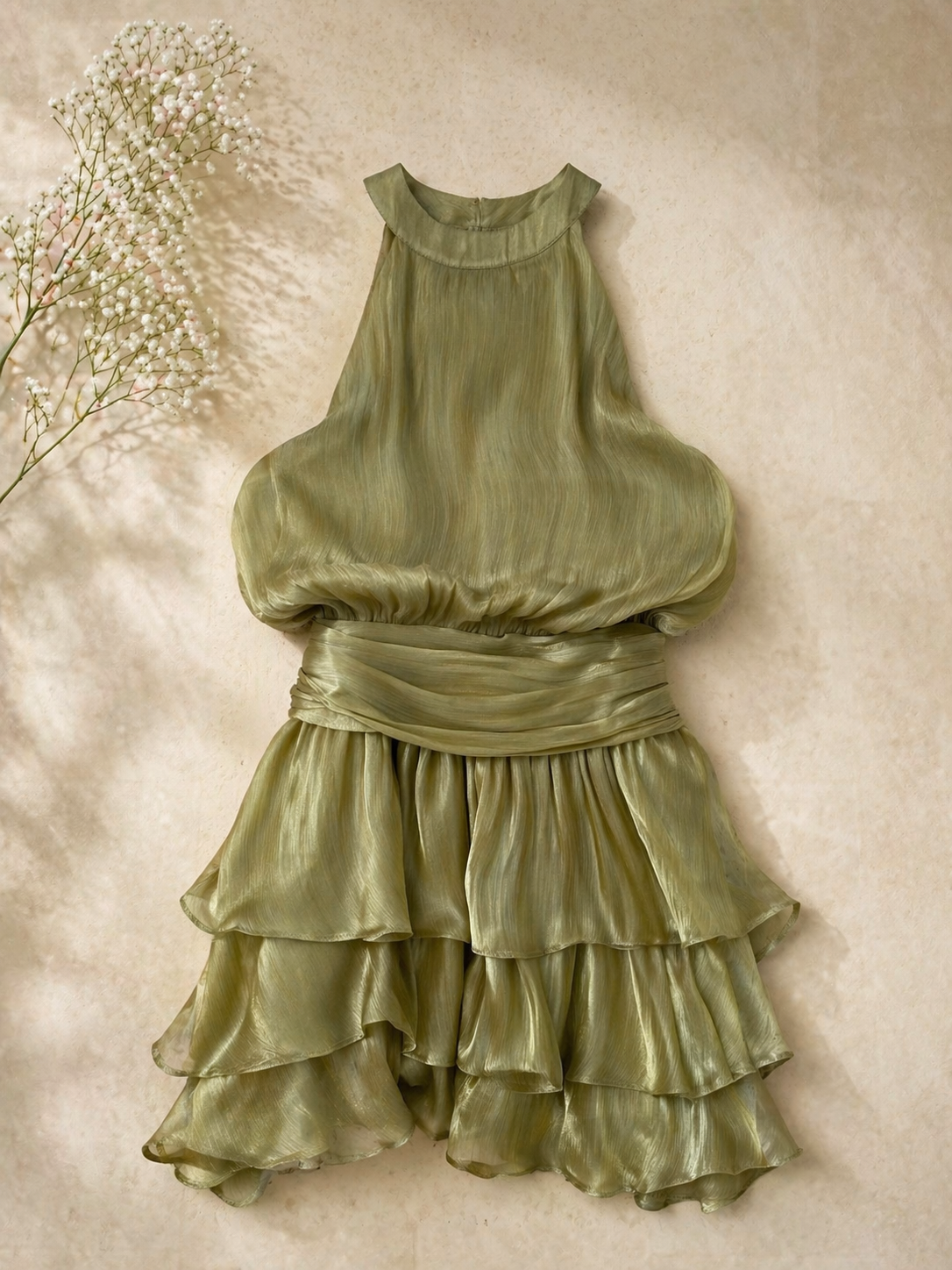 Elegantna satenasta obleka z volančki - sage green