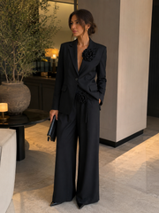 Črni elegantni komplet – blazer in široke hlače s cvetličnim detajlom