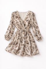 Kremna mini obleka z nežnim vzorcem in dolgimi rokavi